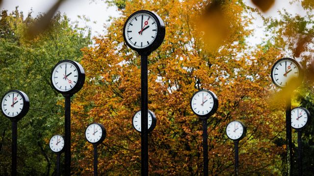 Des horloges dans un parc à Düsseldorf. [DPA/Rolf Vennenbernd - Keystone]