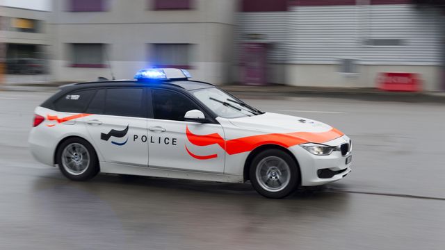 La police fribourgeoise ouvre une enquête pour homicide suite au décès d'un septuagénaire à Broc (FR). [Lukas Lehmann - Keystone]