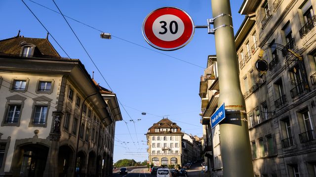 Un panneau indiquant une limitation à 30 km/h en ville de Fribourg. [Jean-Christophe Bott - Keystone]