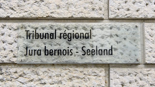 Le Tribunal régional Jura bernois-Seeland a condamné l'homme à 20 ans de prison pour l'assassinat de son épouse. [Anthony Anex - Keystone]