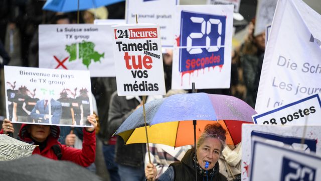 Des journalistes manifestant contre les licenciements prévus à Tamedia par TX Group, le 31 octobre 2023 à Lausanne. [Laurent Gillieron - Keystone]