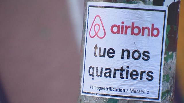 A Marseille, un collectif opposé aux locations saisonnières affiche des slogans, mais aussi les photos et adresses des propriétaires de Airbnb. [Capture d'écran / EBU]