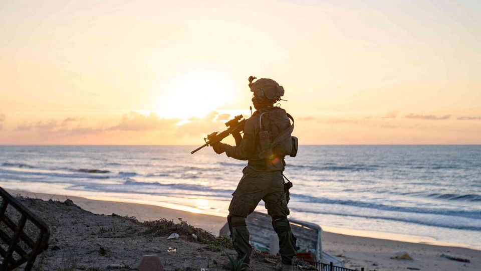 Un soldat israélien prend position lors de l'opération terrestre en cours de l'armée israélienne contre le groupe islamiste palestinien Hamas (image d'illustration). [Forces de défense israéliennes - reuters]