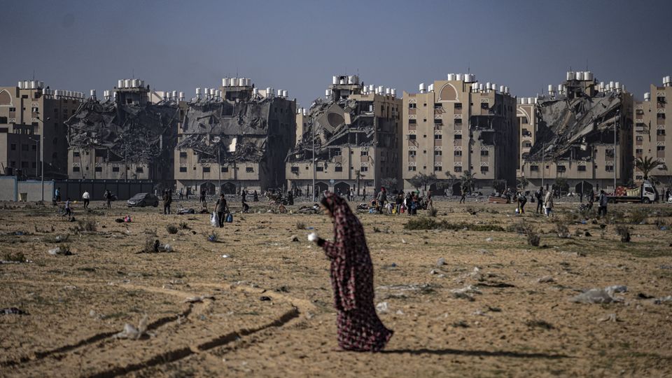 Des Palestiniennes et des Palestiniens fuient les bombardements à Khan Younès, dans la bande de Gaza. [Fatima Shbair - Keystone/AP Photo]