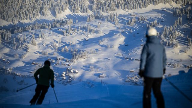 La saison de ski est lancée dans plusieurs stations de ski suisses. [Gian Ehrenzeller - Keystone]